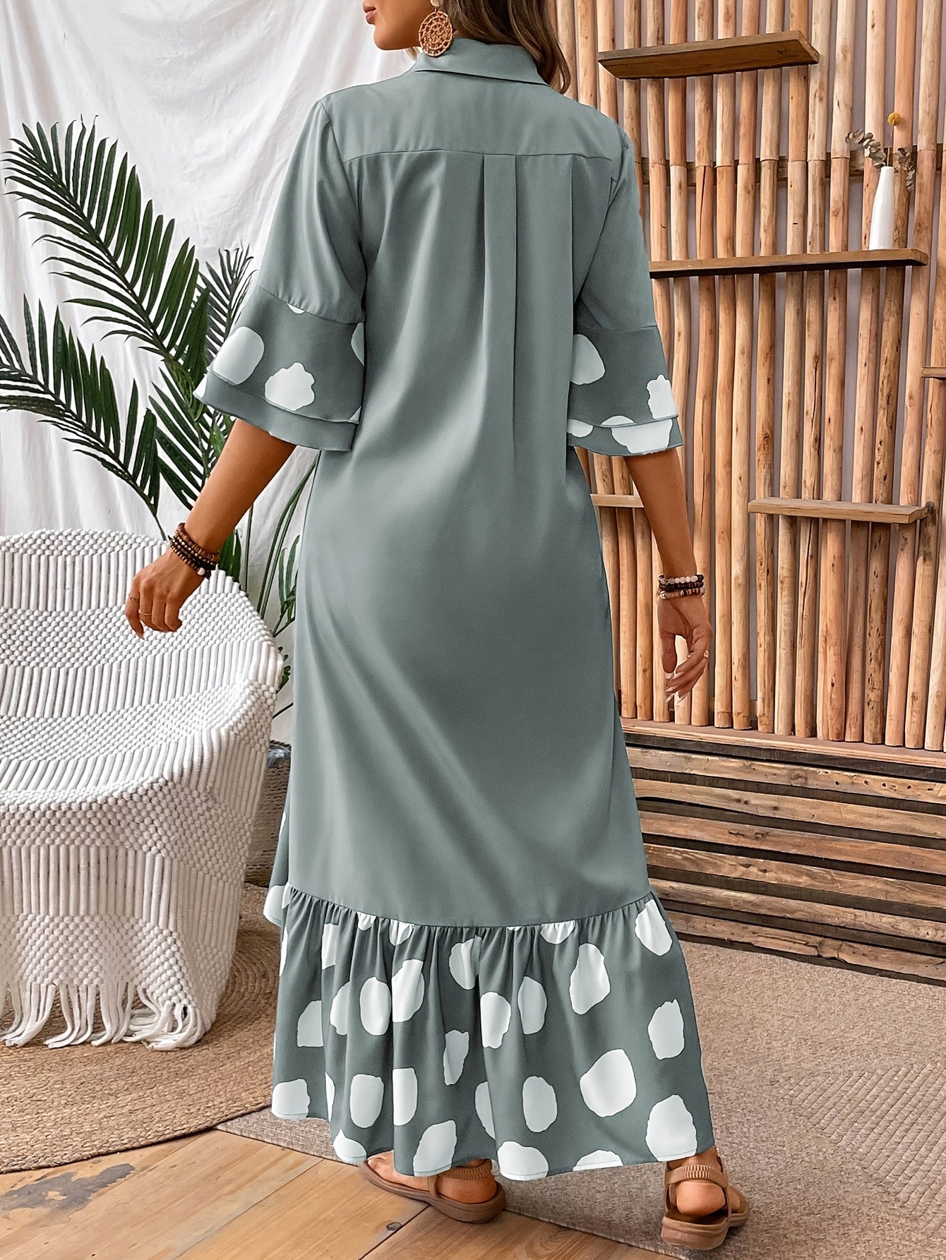 Robe Élégante à Pois avec Boutons