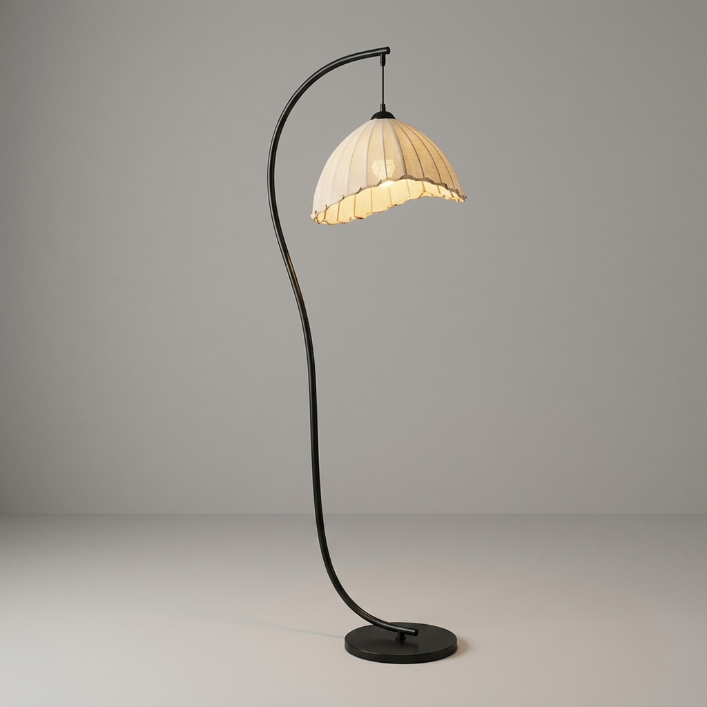 Stojací lampa LUNACURVE ve tvaru písmene S a půlměsíce — sochařská silueta ve vintage stylu, jemné náladové světlo