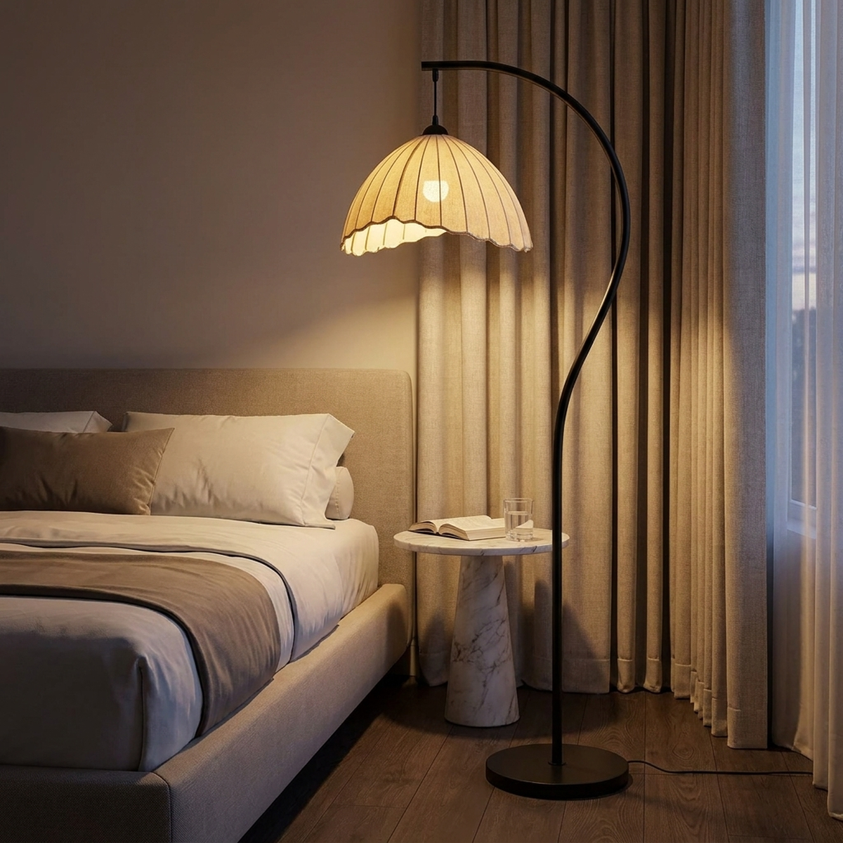 Stojací lampa LUNACURVE ve tvaru písmene S a půlměsíce — sochařská silueta ve vintage stylu, jemné náladové světlo