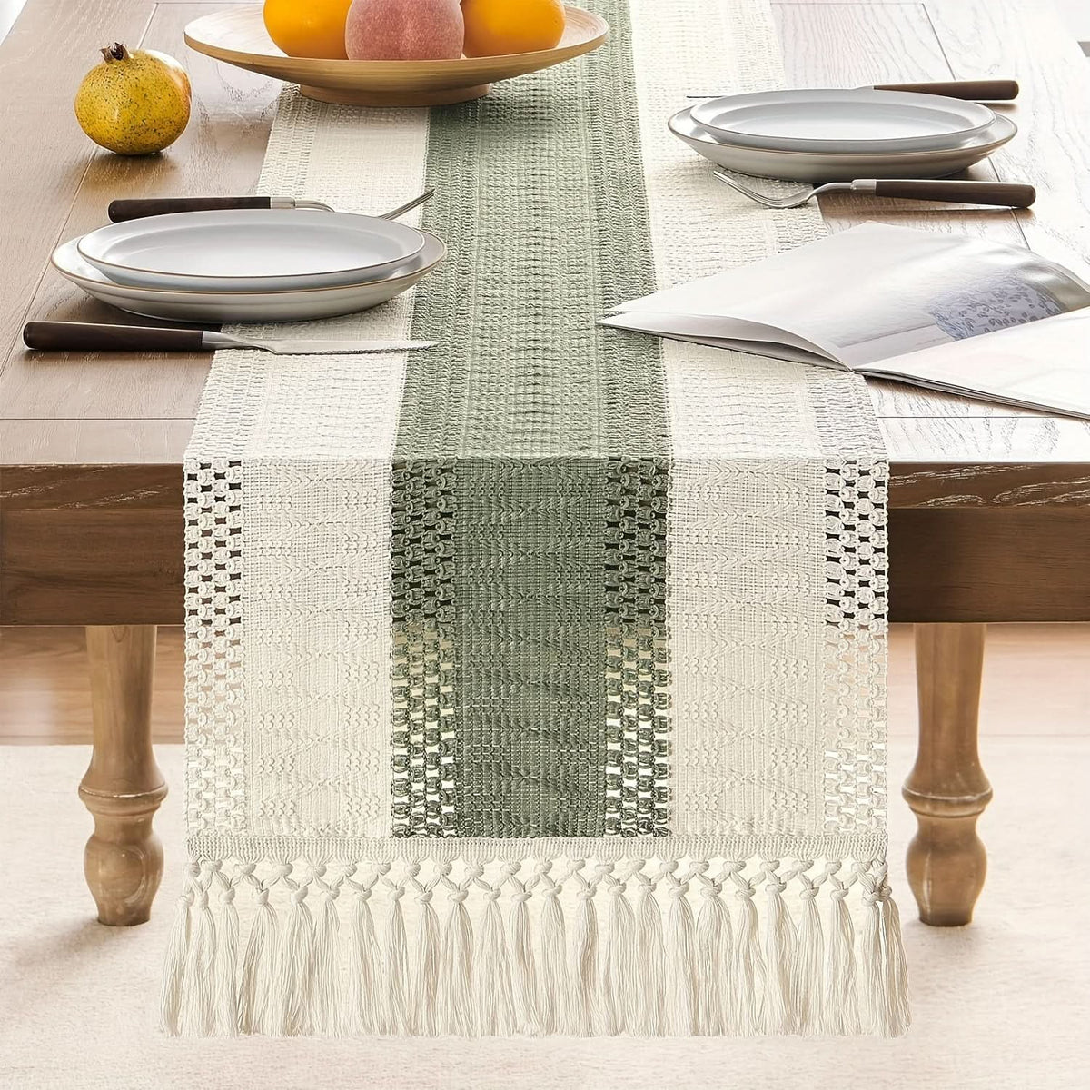 CasaLoom Chemin de table en macramé vert sauge — motif rayé tissé avec bords à pompons