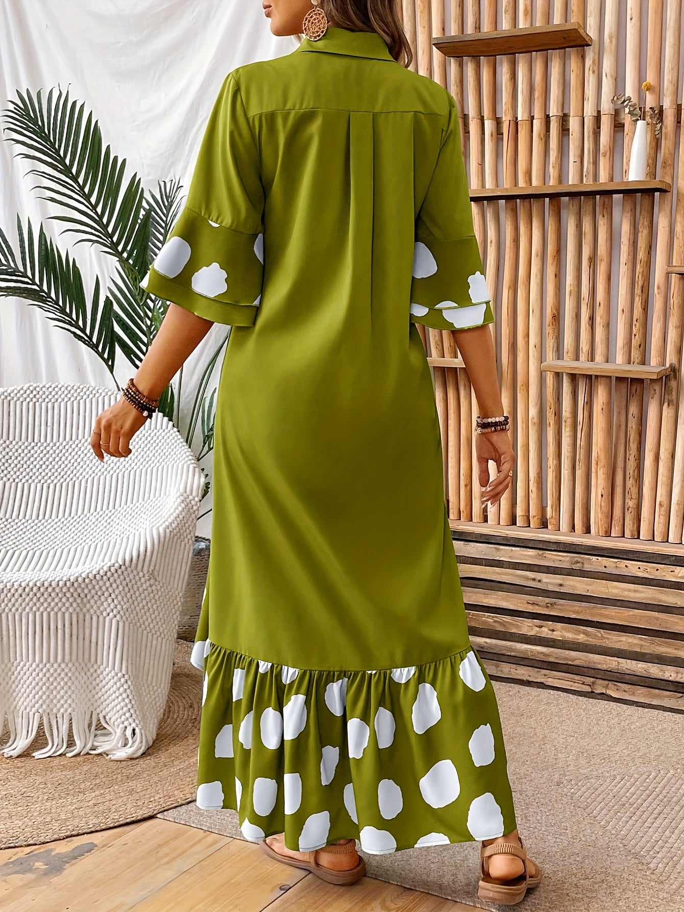 Robe Élégante à Pois avec Boutons