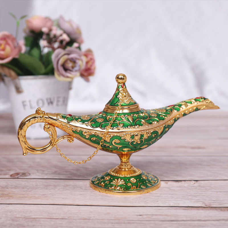 Aladdins Wunderlampe — Orientalische Dekoration mit künstlerischer 3D-Prägung und Vintage-Details