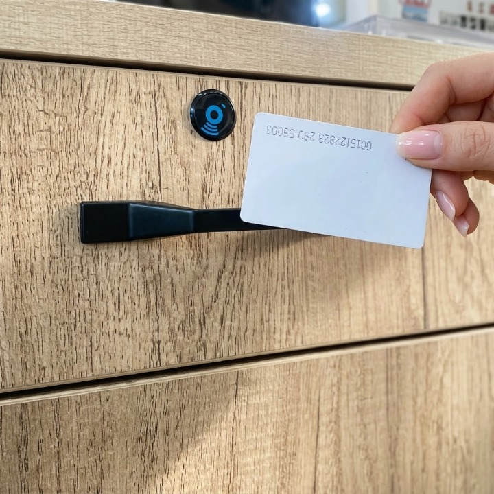 Näkymätön magneettinen kaappilukko — Oviin, joiden paksuus on enintään 45 mm