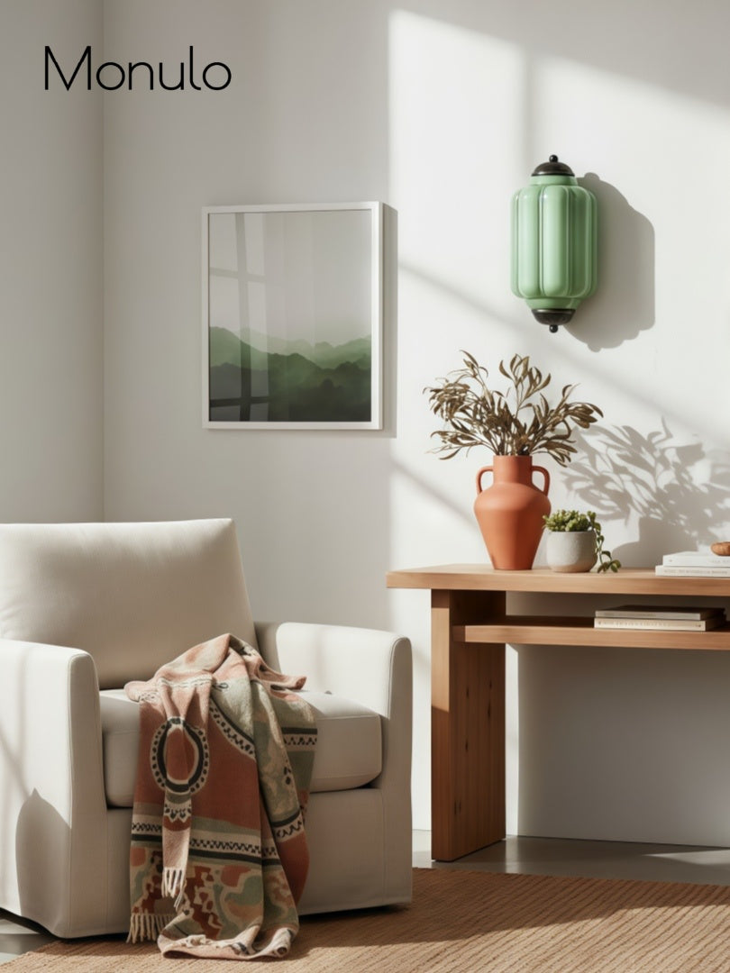 Væglampe i mælkehvidt glas til soveværelset eller gangen i skandinavisk stil
