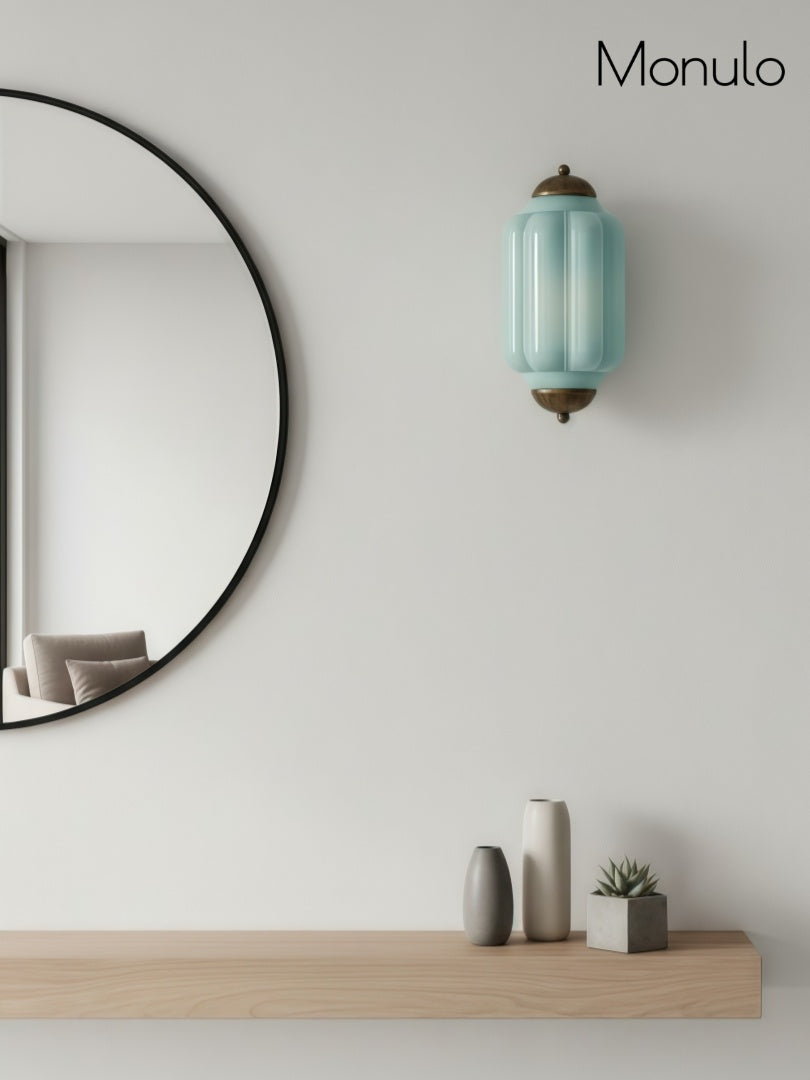 Væglampe i mælkehvidt glas til soveværelset eller gangen i skandinavisk stil