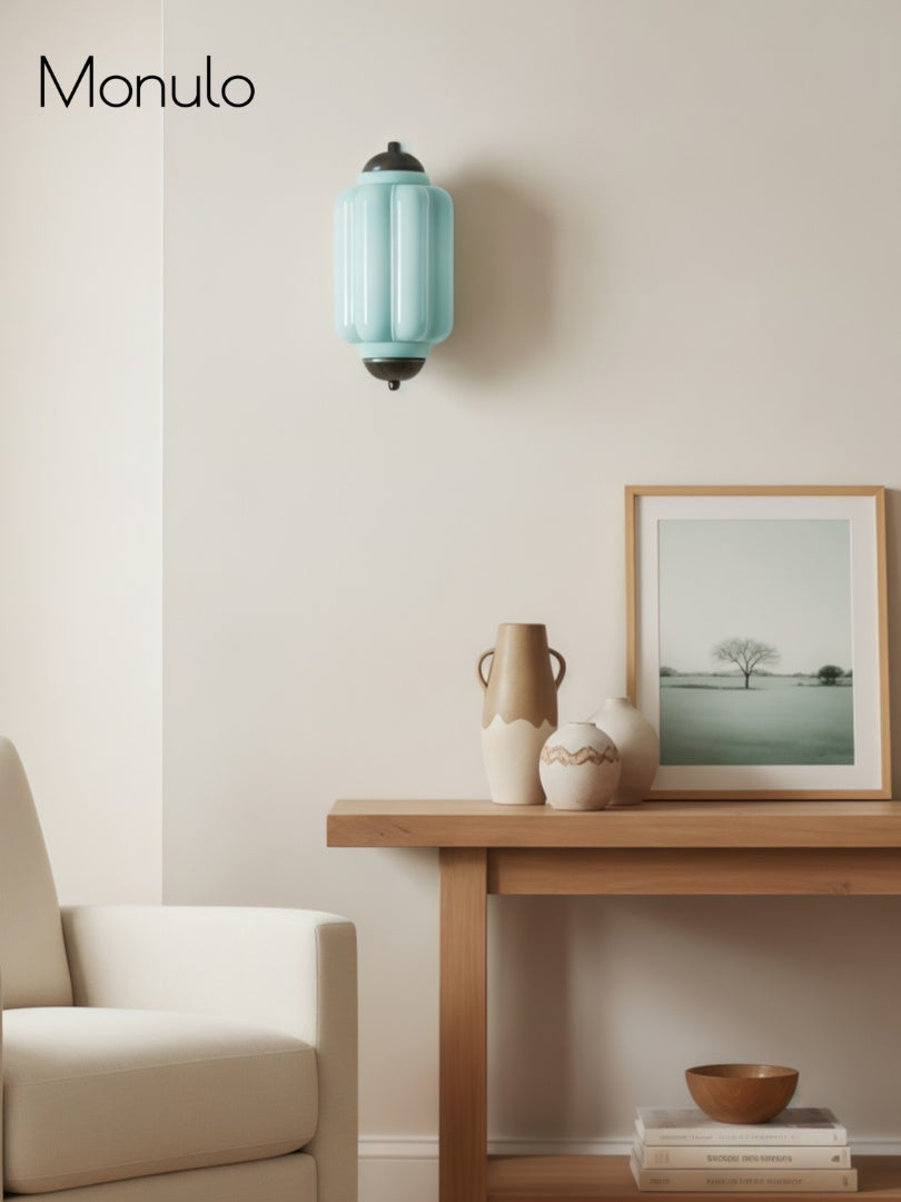 Væglampe i mælkehvidt glas til soveværelset eller gangen i skandinavisk stil