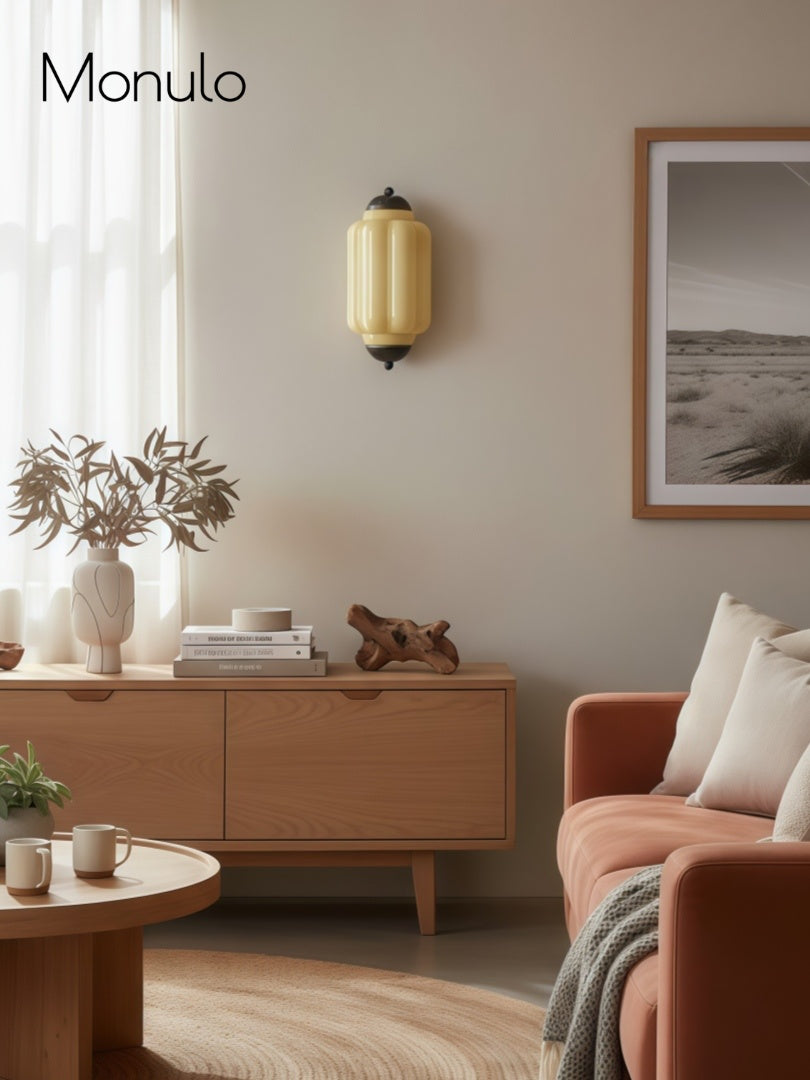 Væglampe i mælkehvidt glas til soveværelset eller gangen i skandinavisk stil