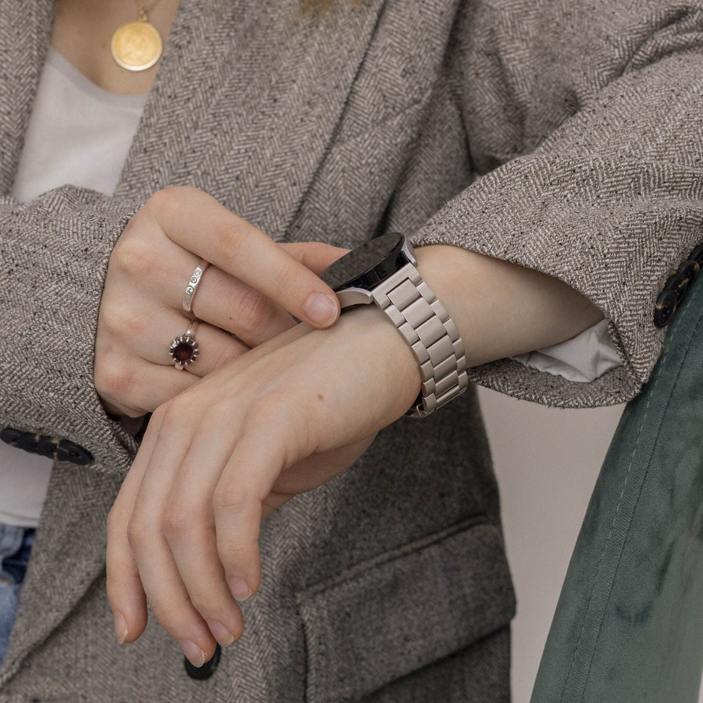 ساعة Samsung Galaxy Watch 6 بسوار فولاذي بلون ستارلايت مقاس 40mm