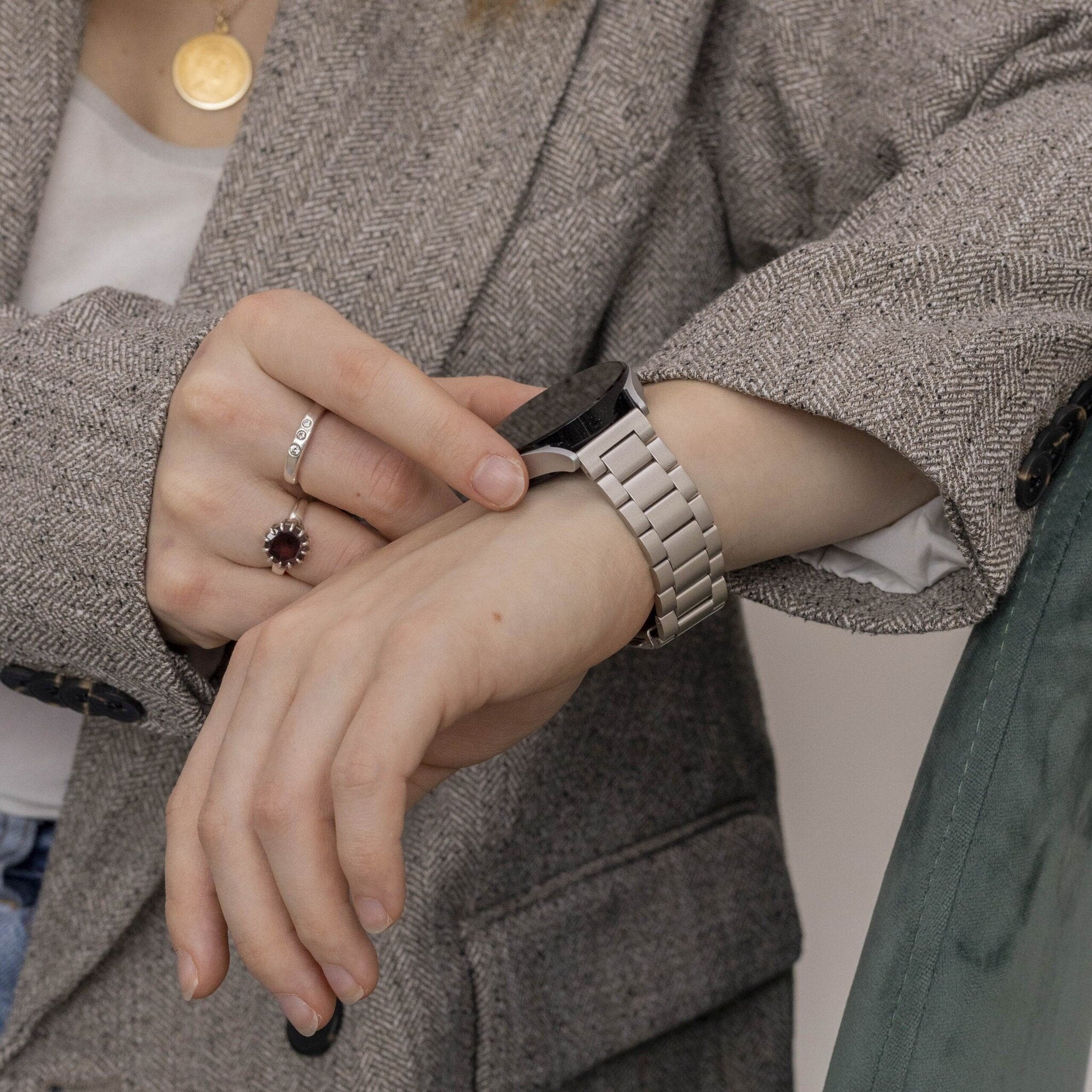 ساعة Samsung Galaxy Watch 6 بسوار فولاذي بلون ستارلايت مقاس 40mm