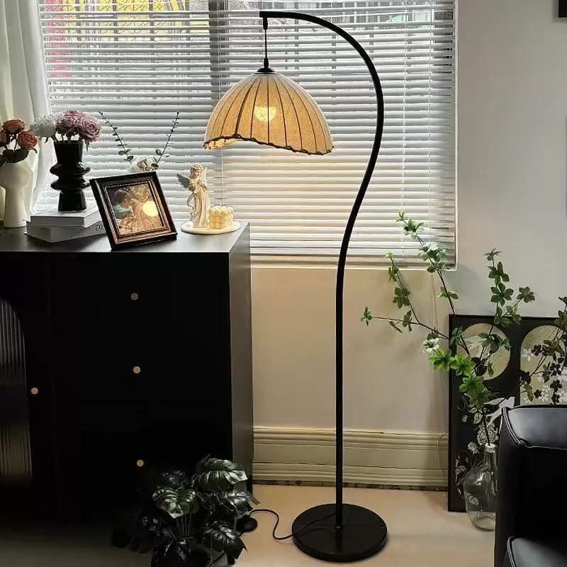 Stojací lampa LUNACURVE ve tvaru písmene S a půlměsíce — sochařská silueta ve vintage stylu, jemné náladové světlo