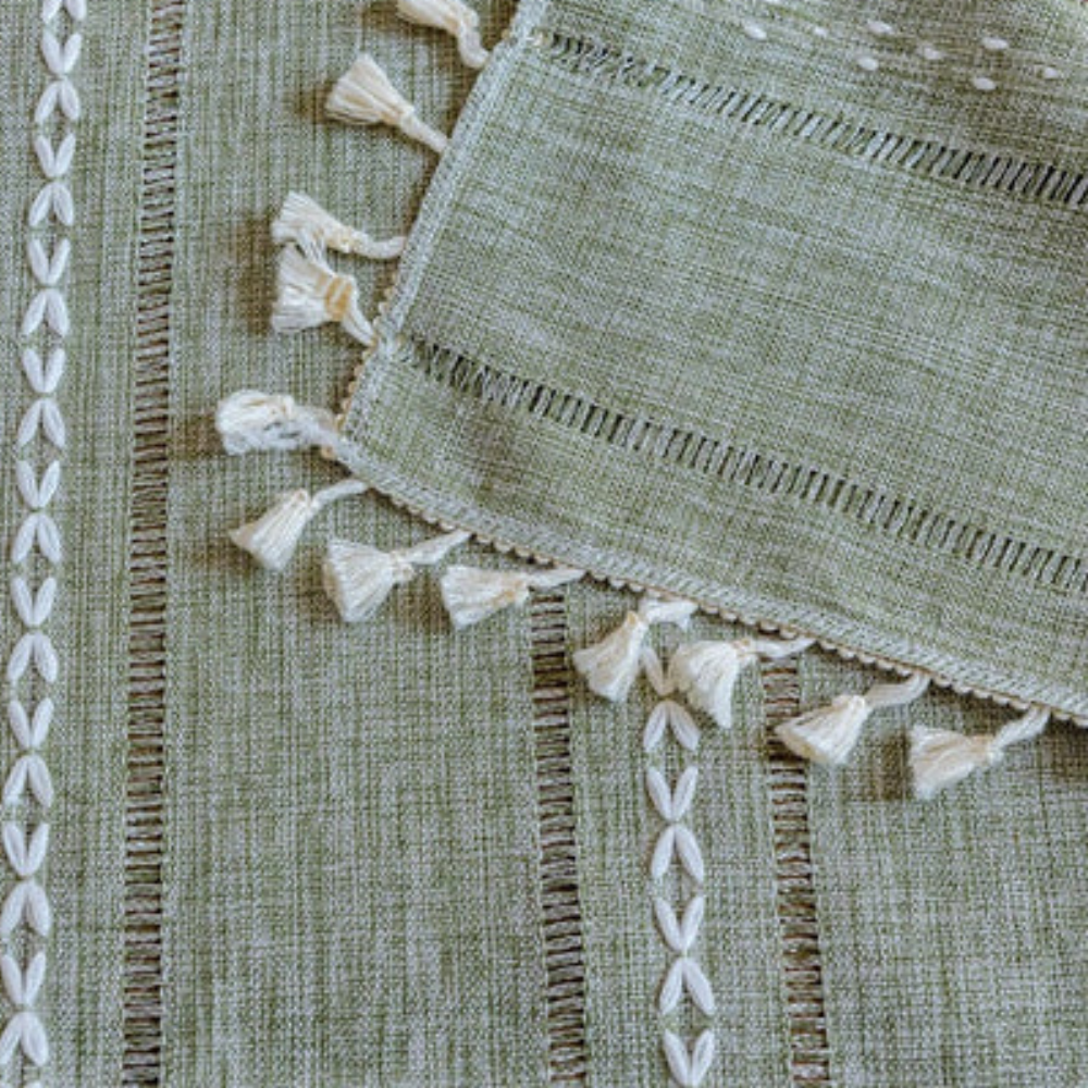Tende trasparenti verde salvia LioraNest — Ricami a righe, bordi con nappe e design filtrante