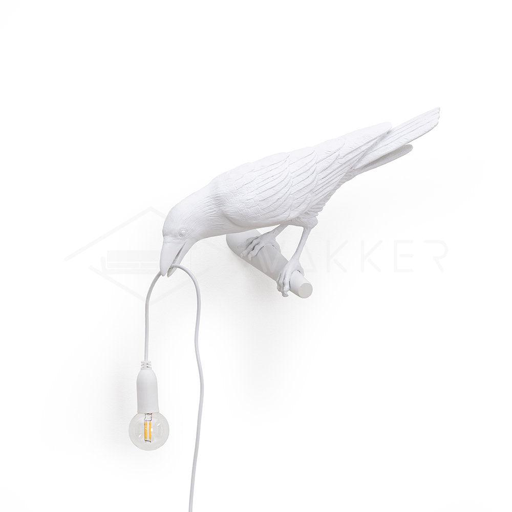 Lumină de perete din rășină cu trei corbi, cu strălucire ambientală blândă, disponibilă în două variante de culoare pentru decor modern al casei