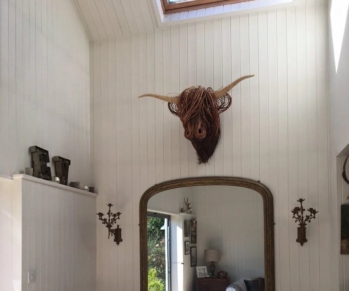 Ruční nástěnná socha hlavy skotu Highland z rákosu a vrby