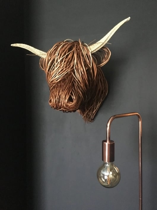 Ruční nástěnná socha hlavy skotu Highland z rákosu a vrby