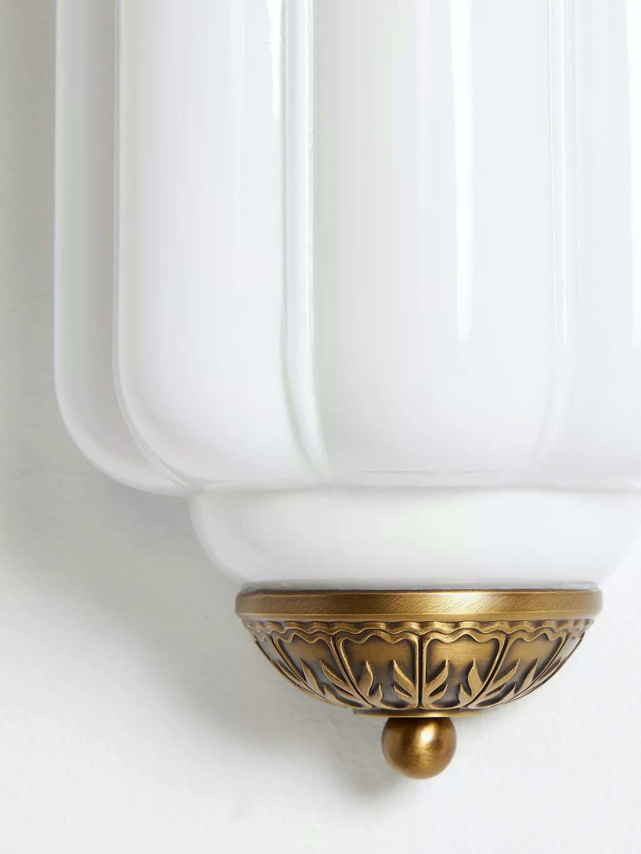 Væglampe i mælkehvidt glas til soveværelset eller gangen i skandinavisk stil