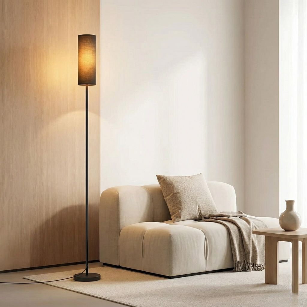 LED-Stehlampe mit drei Farbtemperaturen und praktischem Fußschalter für einfache Bedienung