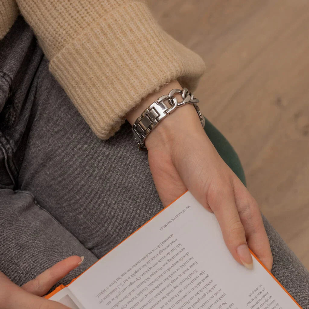 سوار سلسلة فولاذية فضية لساعة Apple Watch — تصميم بوصلات متشابكة