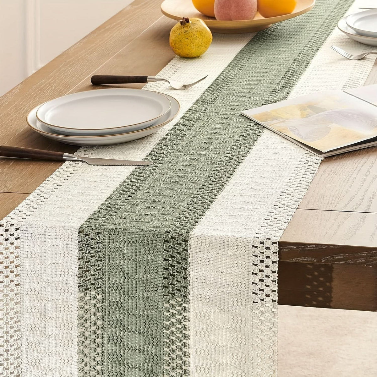 CasaLoom Chemin de table en macramé vert sauge — motif rayé tissé avec bords à pompons