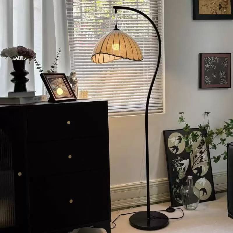 Stojací lampa LUNACURVE ve tvaru písmene S a půlměsíce — sochařská silueta ve vintage stylu, jemné náladové světlo