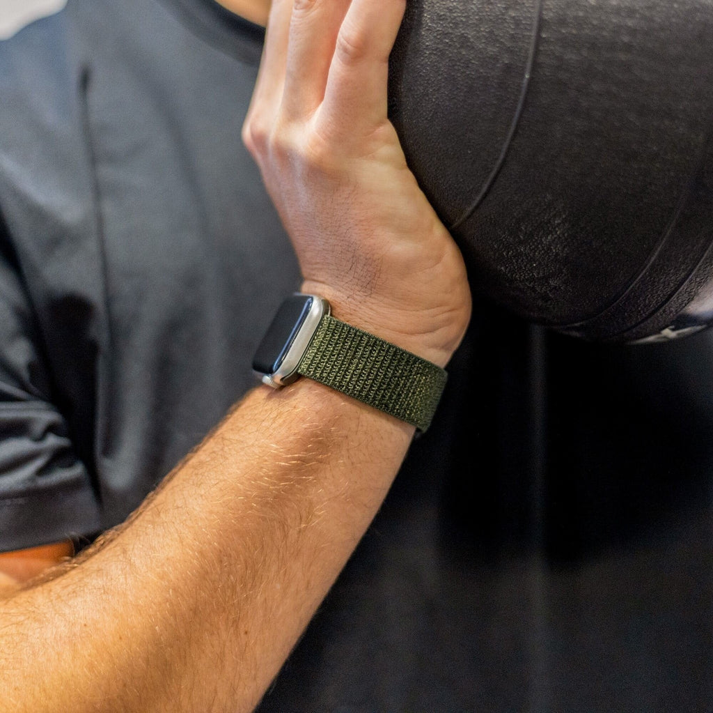 سوار Apple Watch من النايلون الأخضر الداكن