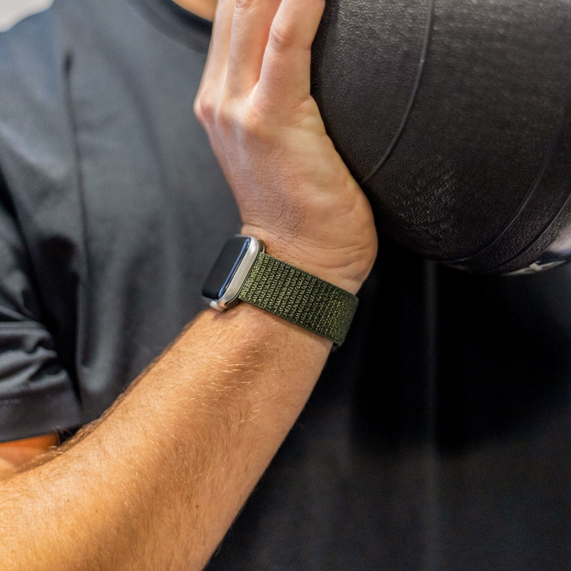 سوار Apple Watch من النايلون الأخضر الداكن