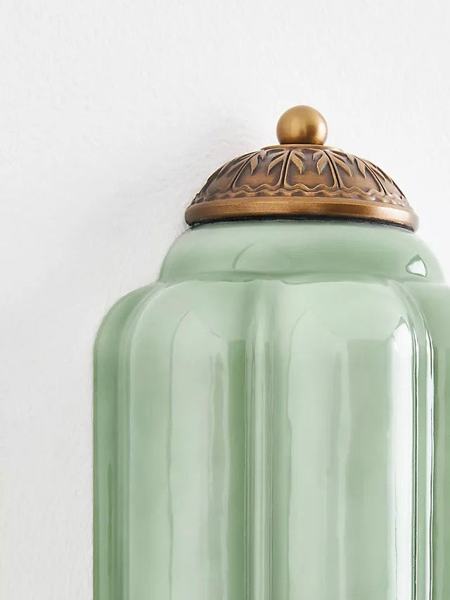 Væglampe i mælkehvidt glas til soveværelset eller gangen i skandinavisk stil