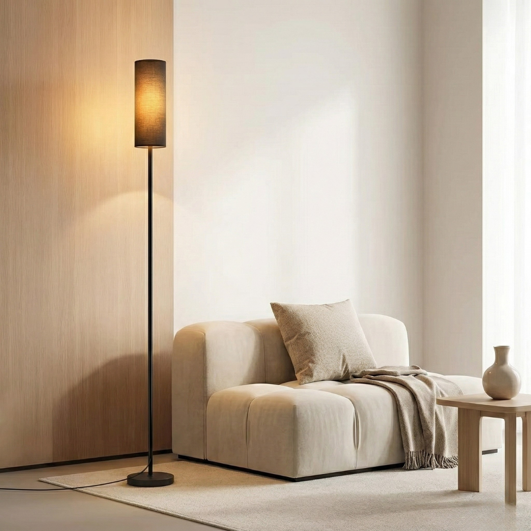 LED-Stehlampe mit drei Farbtemperaturen und praktischem Fußschalter für einfache Bedienung