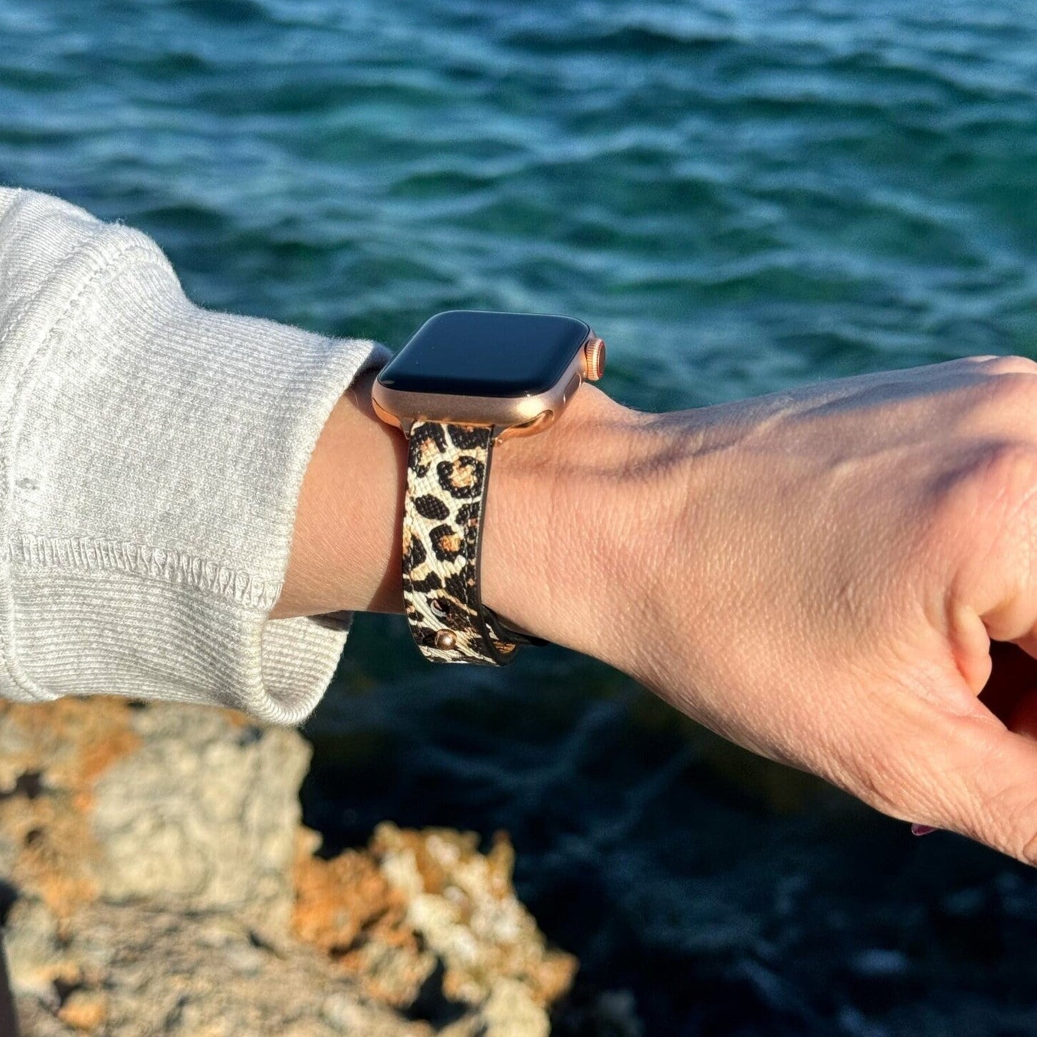 Udskiftningsrem i læder med leopardmønster til Apple Watch