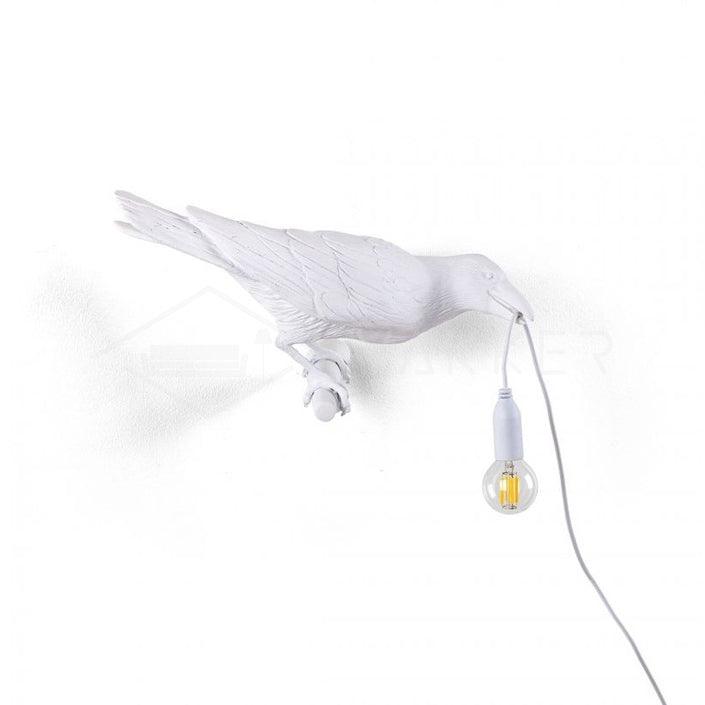 Lumină de perete din rășină cu trei corbi, cu strălucire ambientală blândă, disponibilă în două variante de culoare pentru decor modern al casei