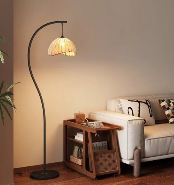 Stojací lampa LUNACURVE ve tvaru písmene S a půlměsíce — sochařská silueta ve vintage stylu, jemné náladové světlo