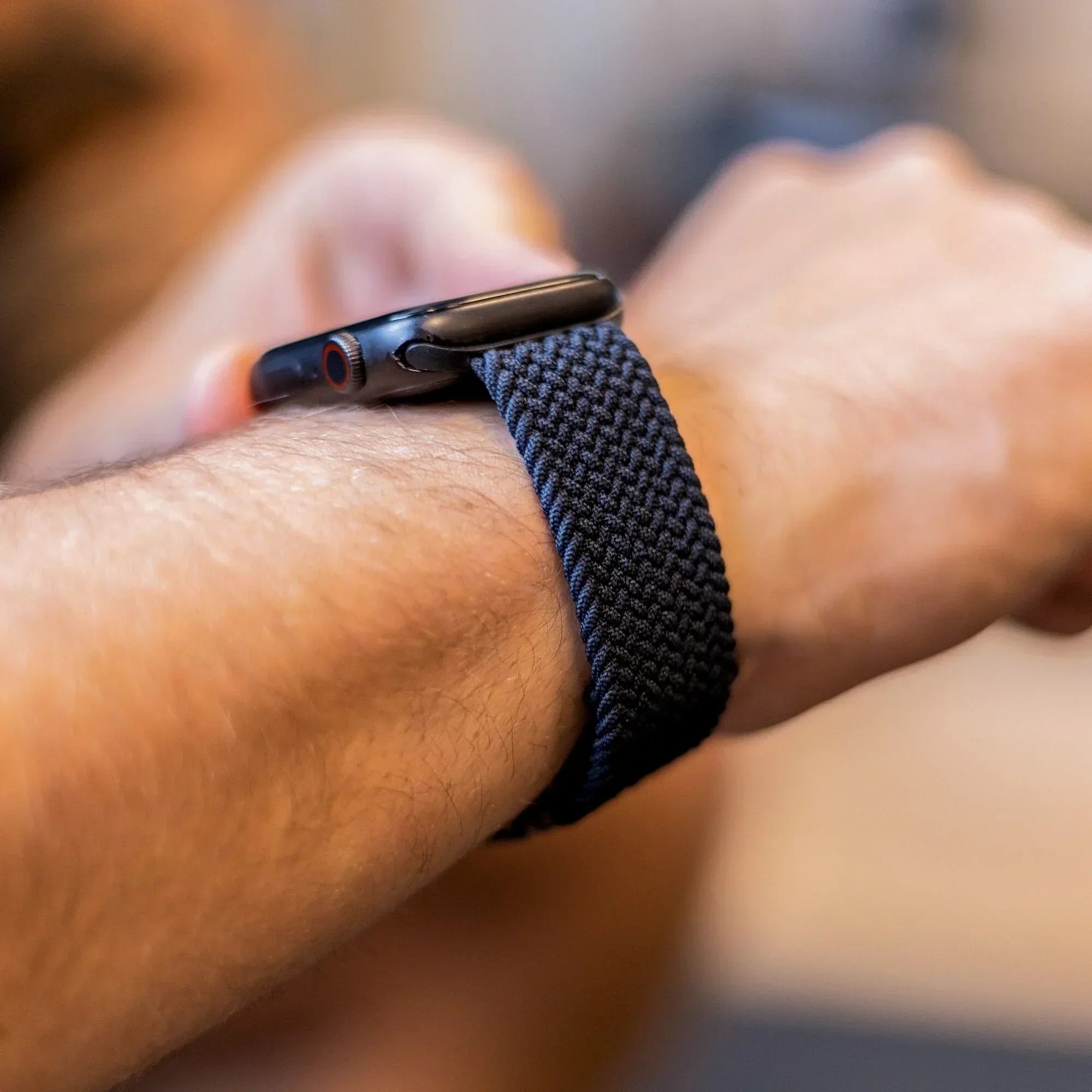 سوار Apple Watch مضفّر — تصميم منسوج بلون فحمي