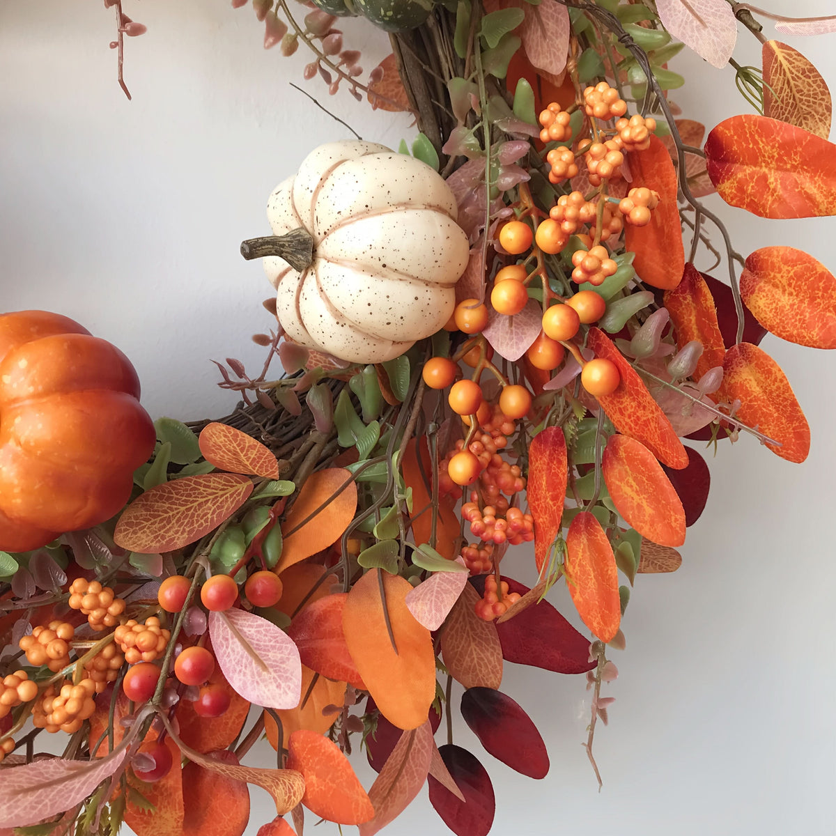 HARVESTGRACE herfstkrans met pompoenen — handgemaakte seizoensgebonden deurdecoratie voor herfstpresentaties