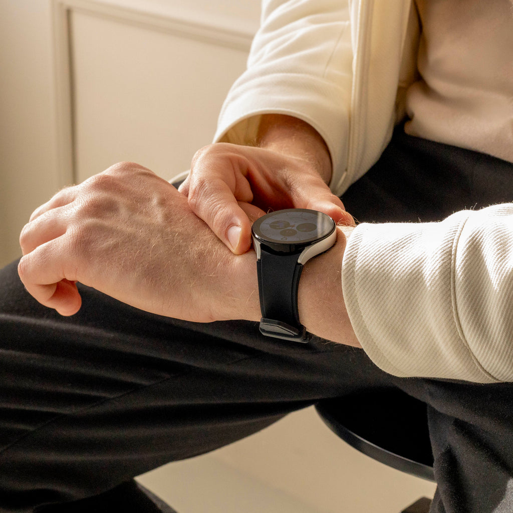 Samsung Galaxy Watch 6 Classic 47mm – černý silikonový řemínek s perfektním přiléhavým spojením bez mezer