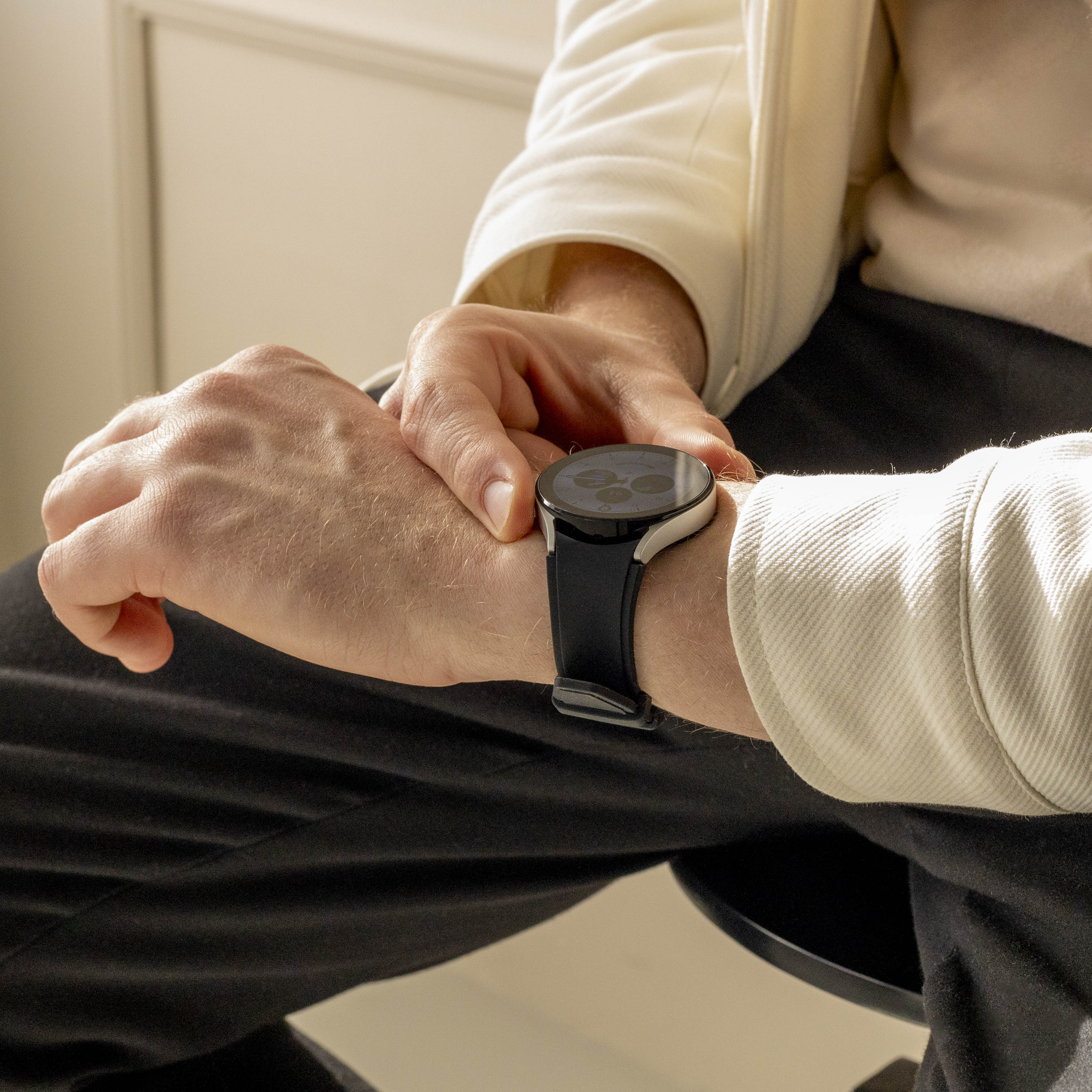 Samsung Galaxy Watch 6 Classic 47mm – černý silikonový řemínek s perfektním přiléhavým spojením bez mezer