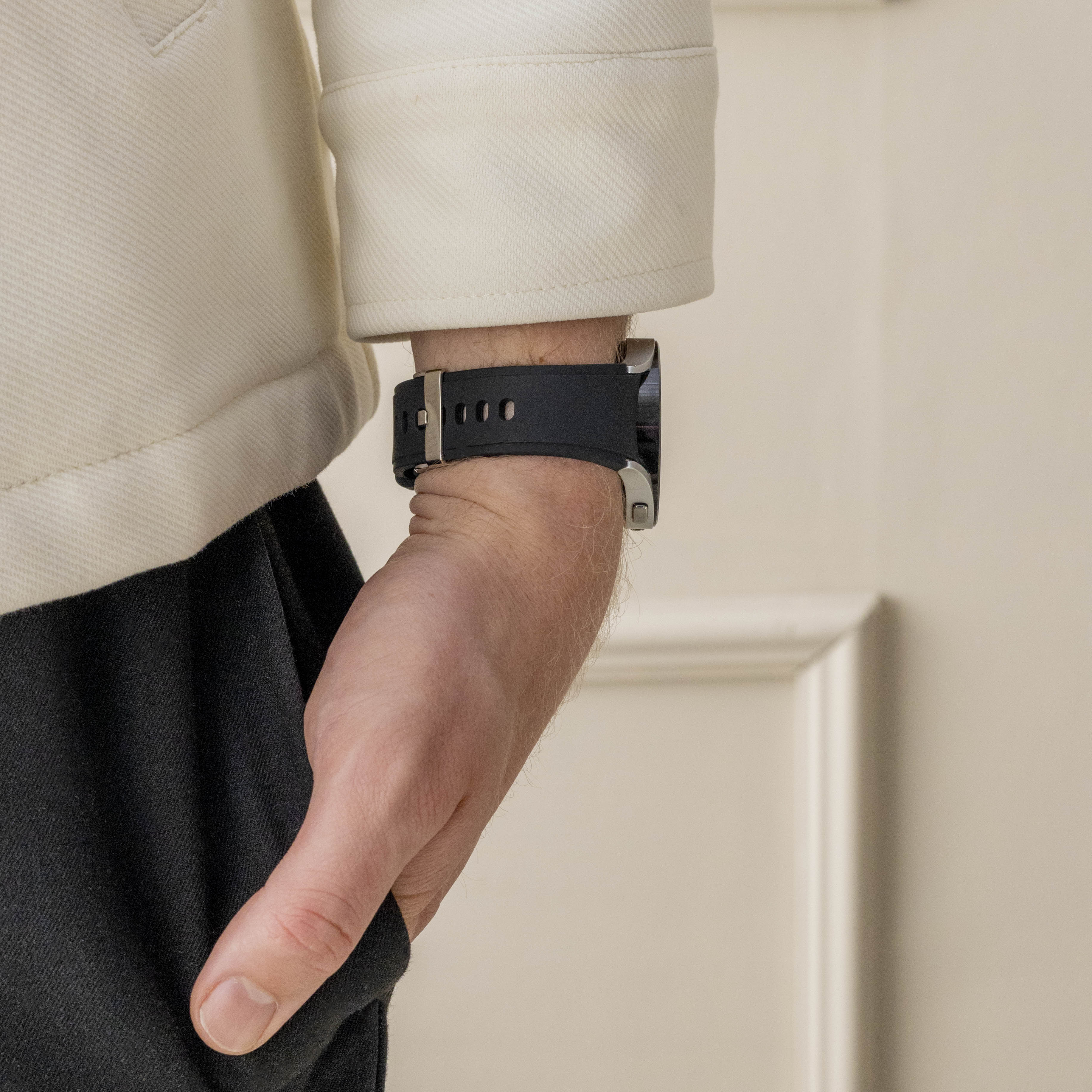 Samsung Galaxy Watch 6 Classic 47mm – černý silikonový řemínek s perfektním přiléhavým spojením bez mezer