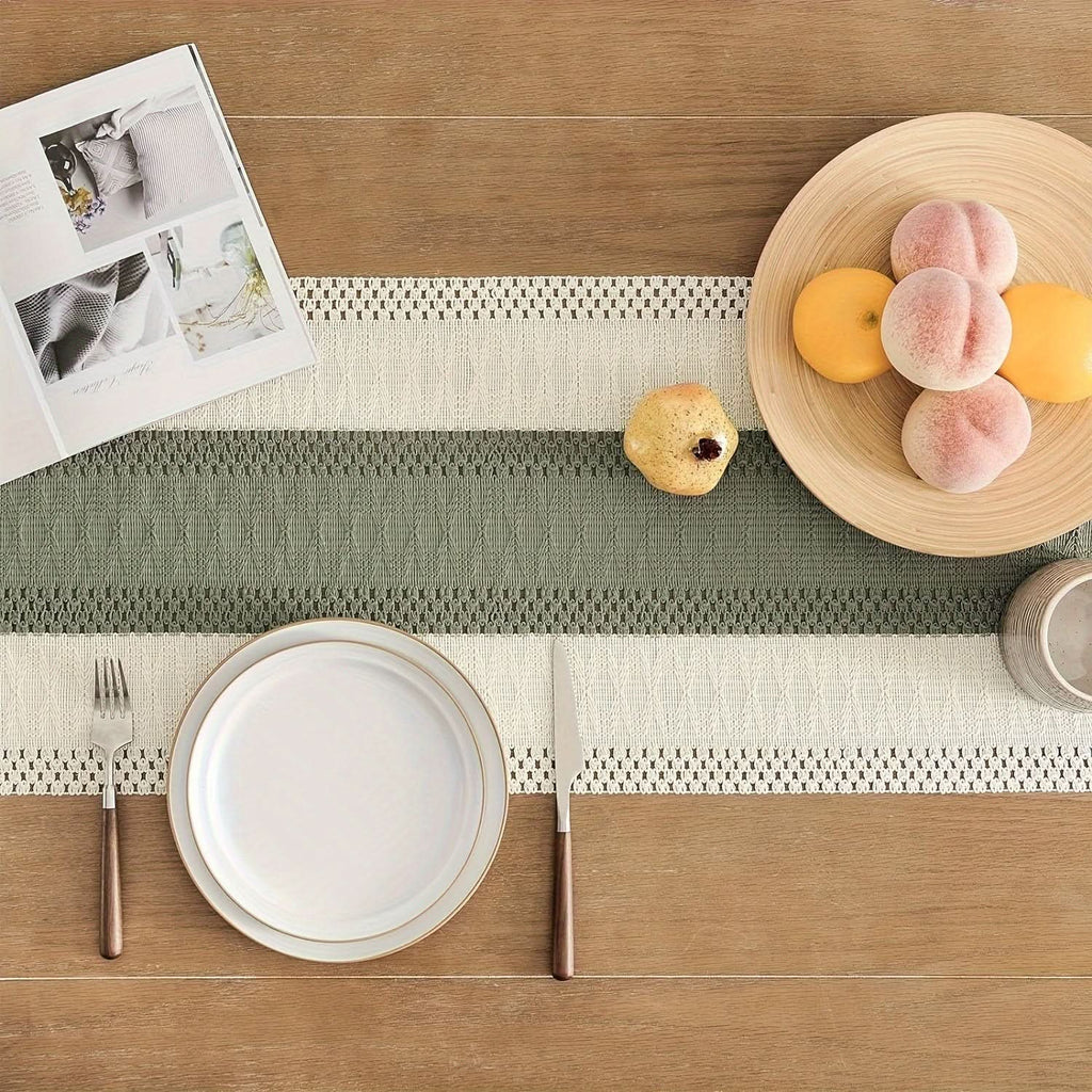 CasaLoom Chemin de table en macramé vert sauge — motif rayé tissé avec bords à pompons