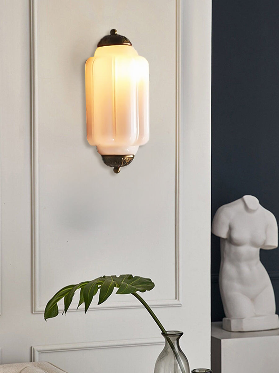 Væglampe i mælkehvidt glas til soveværelset eller gangen i skandinavisk stil
