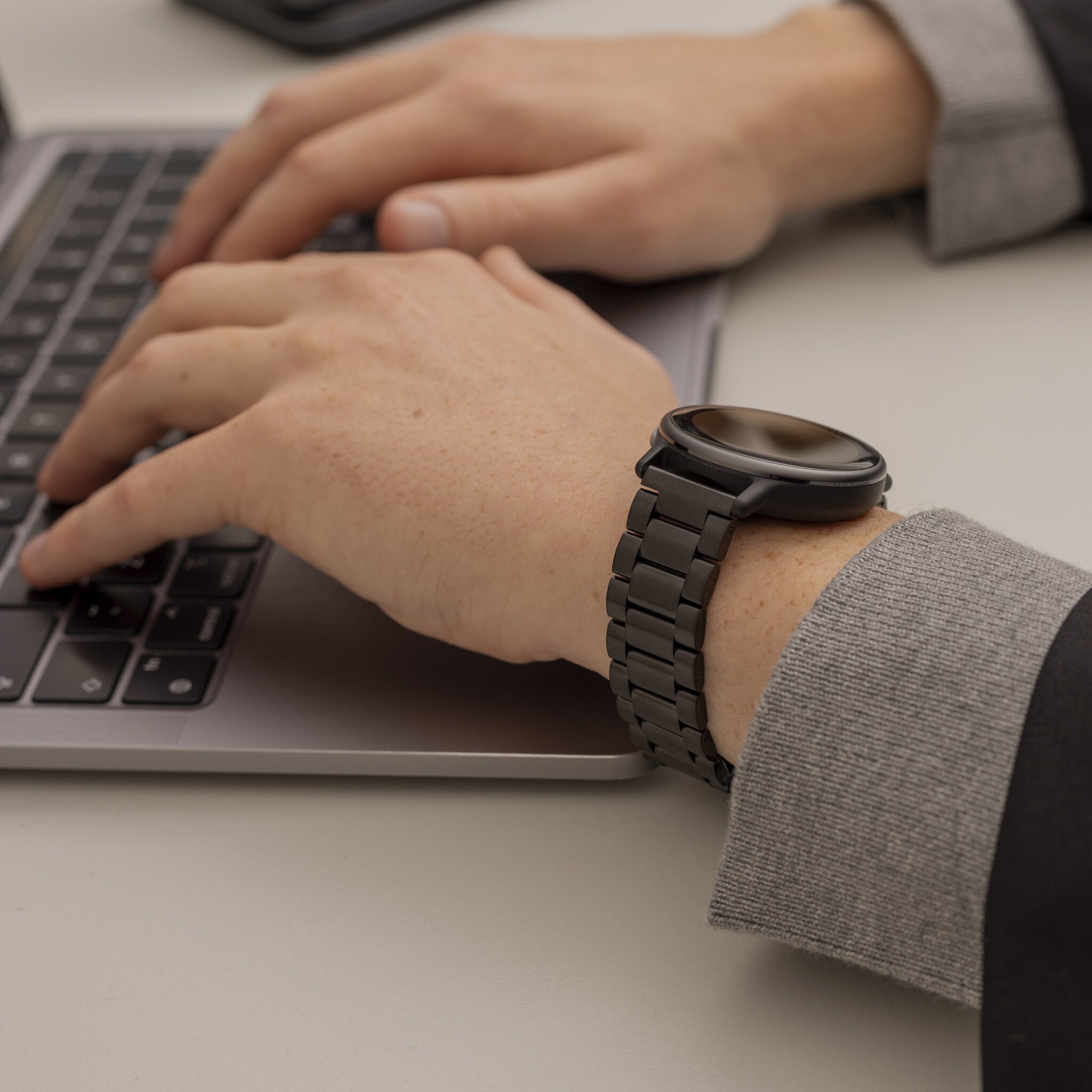 سوار ساعة Samsung Galaxy Watch 4 مقاس 44 مم — سوار روابط من الفولاذ المقاوم للصدأ باللون الأسود
