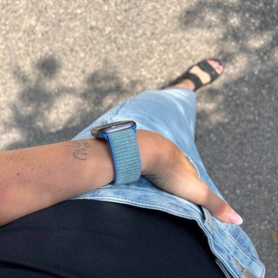 Blauwe nylon band voor Apple Watch — verstelbare klittenbandsluiting