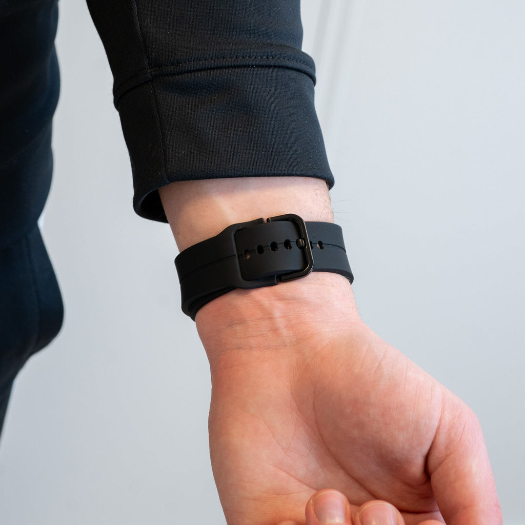 سوار سيليكون أسود شديد التحمل بمقاس 40 مم لساعة Samsung Galaxy Watch 4 — لمسة رياضية أنيقة