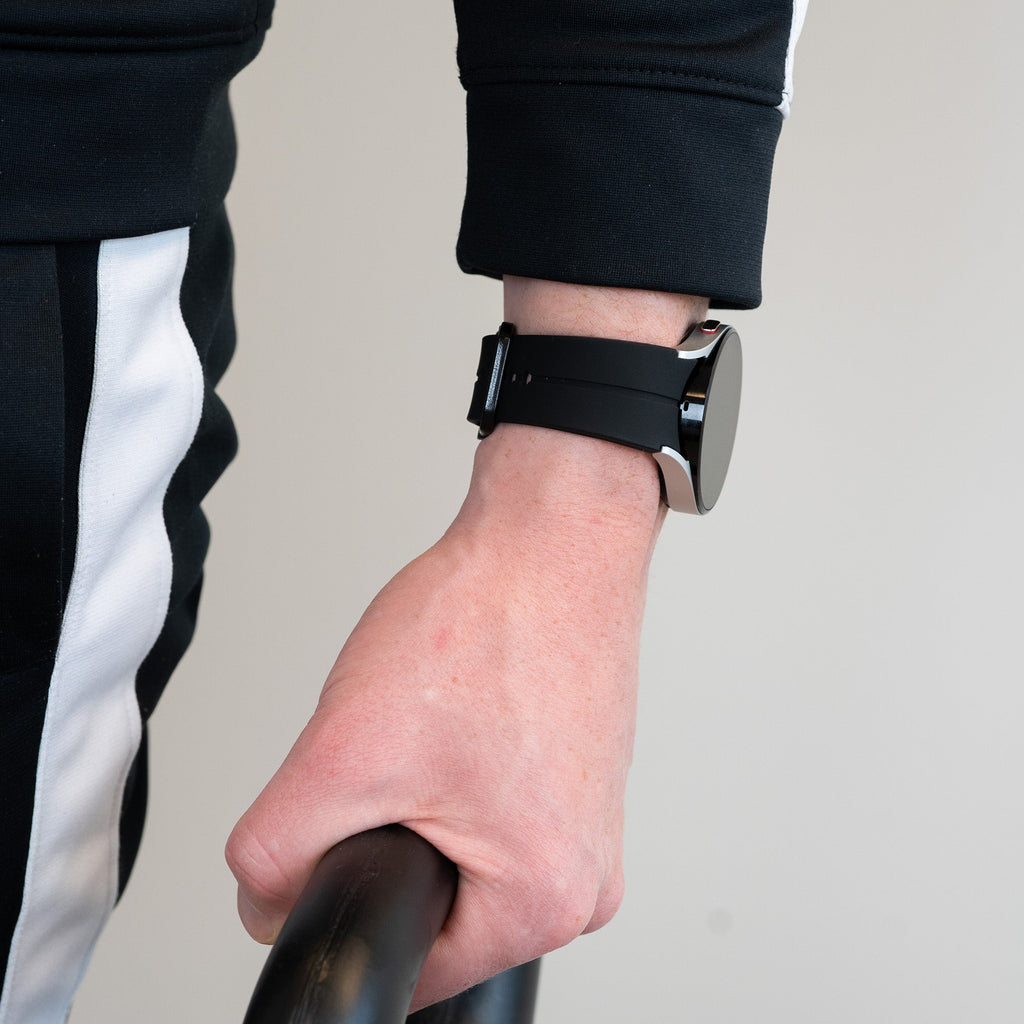 سوار سيليكون أسود شديد التحمل بمقاس 40 مم لساعة Samsung Galaxy Watch 4 — لمسة رياضية أنيقة