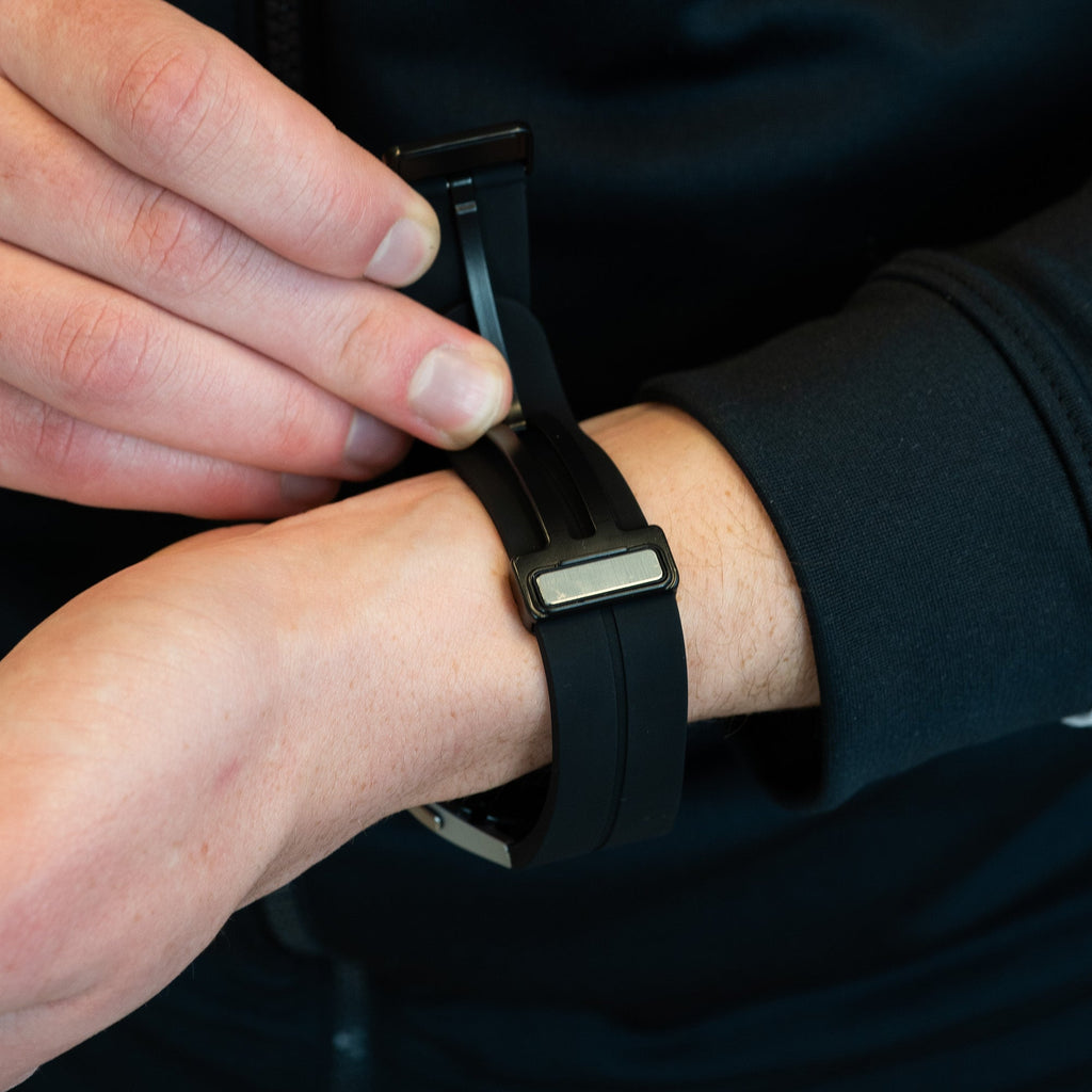 Silikonový řemínek Samsung Galaxy Watch 5 Pro — zapínání na přezku D-Buckle, černý