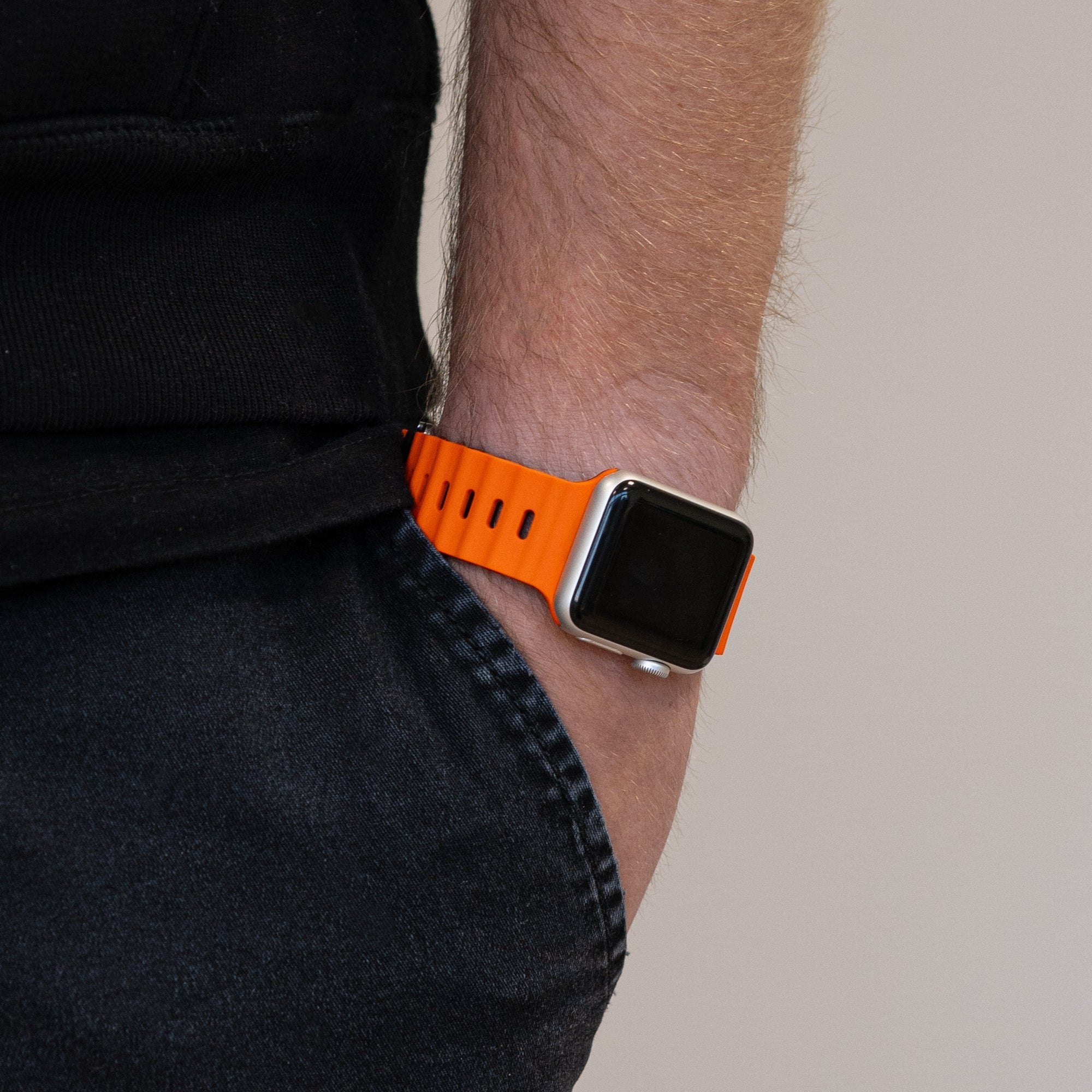 Oranžový a černý řemínek Ocean pro Apple Watch se zapínáním na patentku