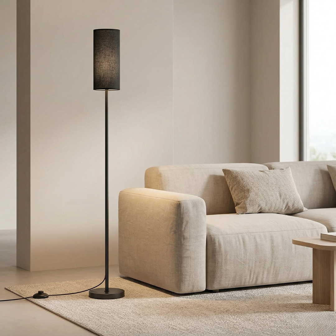 LED-Stehlampe mit drei Farbtemperaturen und praktischem Fußschalter für einfache Bedienung