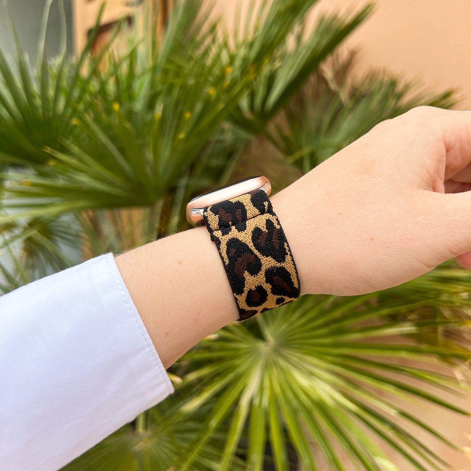 Elastický řemínek s leopardím vzorem pro Apple Watch — bezpečné zapínání na sponu