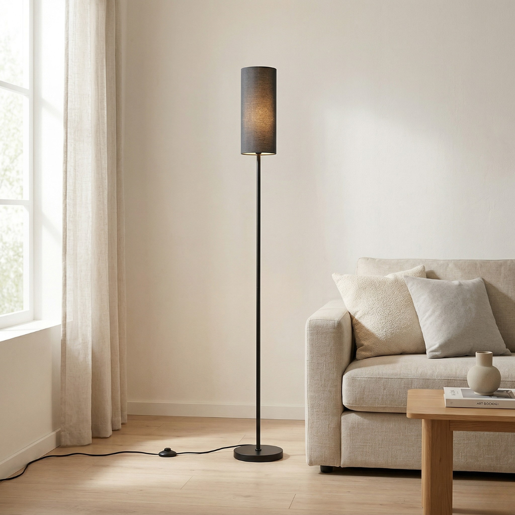 LED-Stehlampe mit drei Farbtemperaturen und praktischem Fußschalter für einfache Bedienung