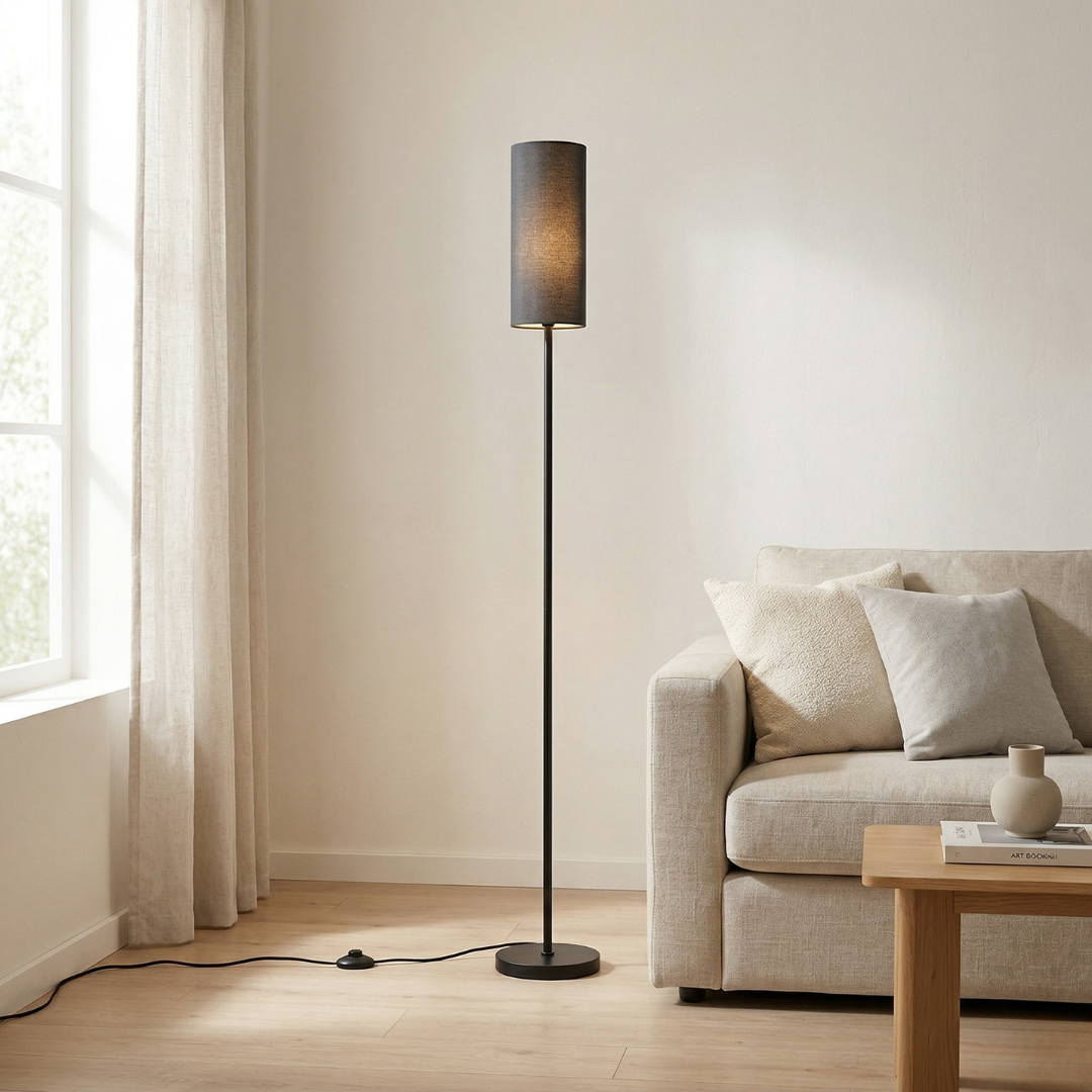 LED-Stehlampe mit drei Farbtemperaturen und praktischem Fußschalter für einfache Bedienung