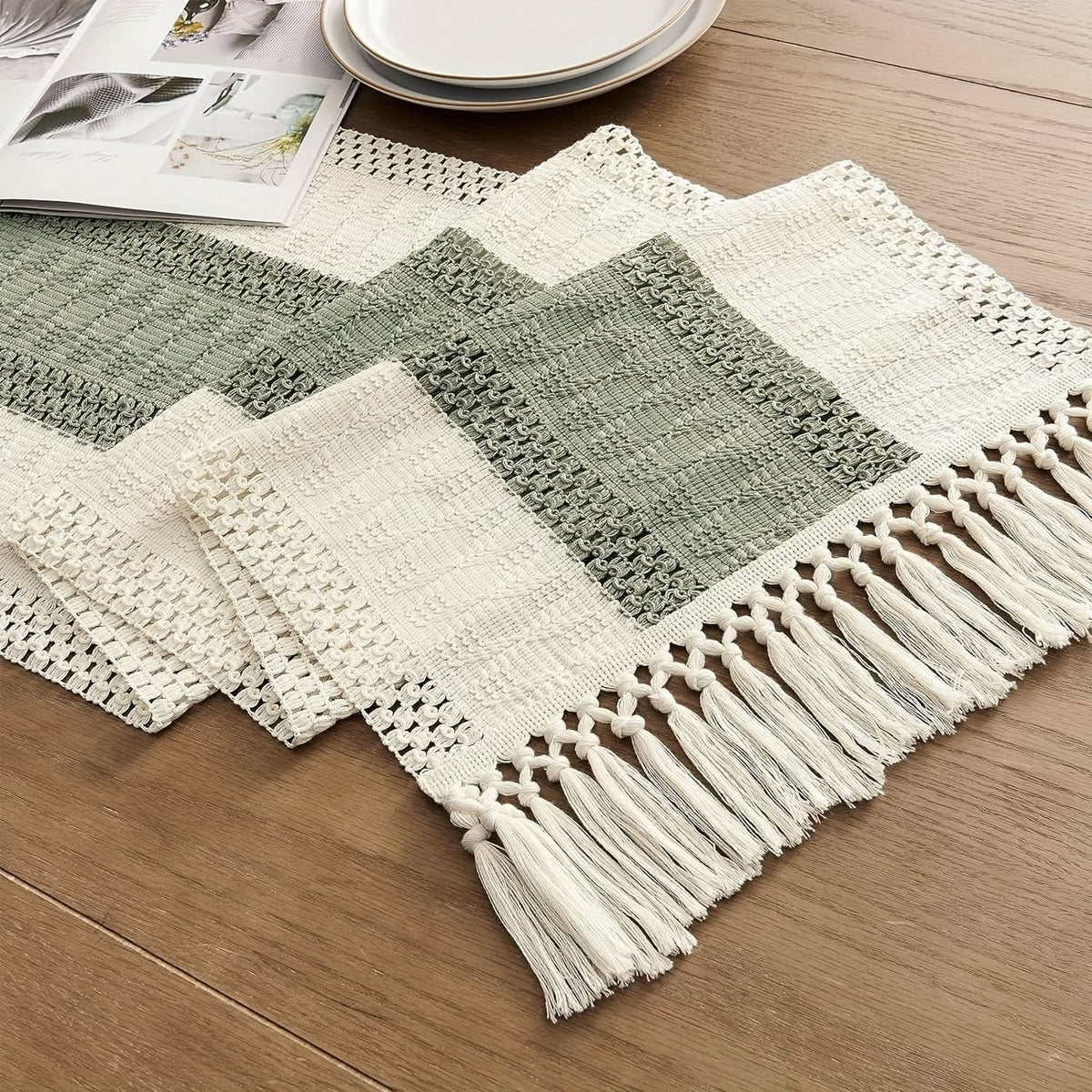 CasaLoom Chemin de table en macramé vert sauge — motif rayé tissé avec bords à pompons