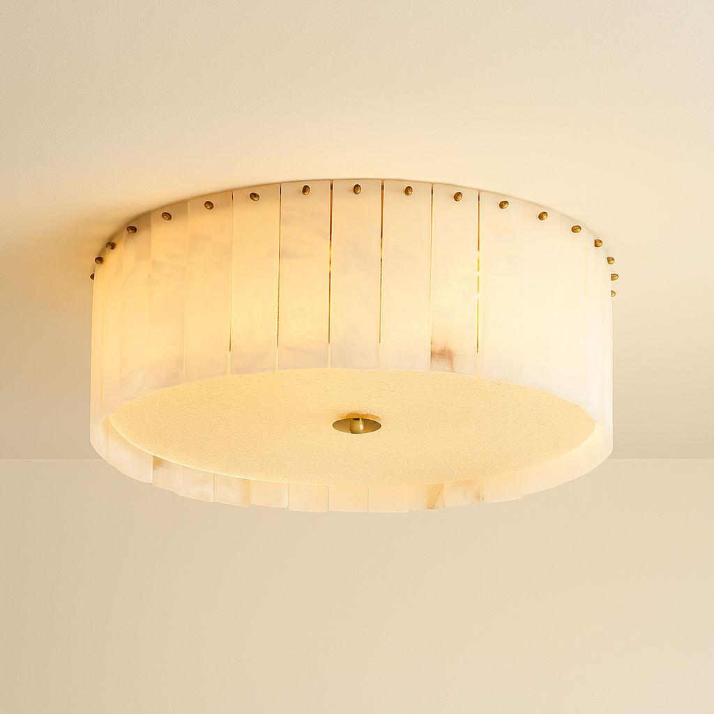 IvoryGleam Elegante skulpturale Deckenleuchte mit Alabaster-Schirm und Messingakzenten