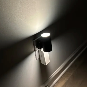 NIGHTGUIDE 可调光 LED 插电式壁灯 — 自动昼夜传感器，柔和氛围光